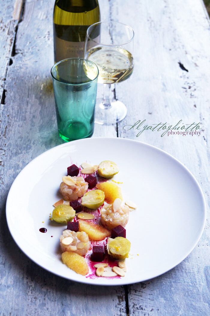 Tartare di branzino con insalata di cavoletti, barbabietola, pompelmo e mandorle tostate