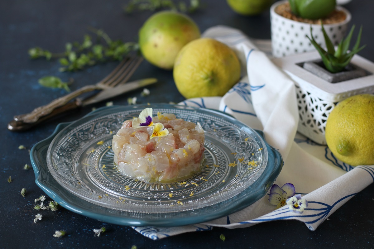 Tartare di branzino con limone e sale al tartufo bianco
