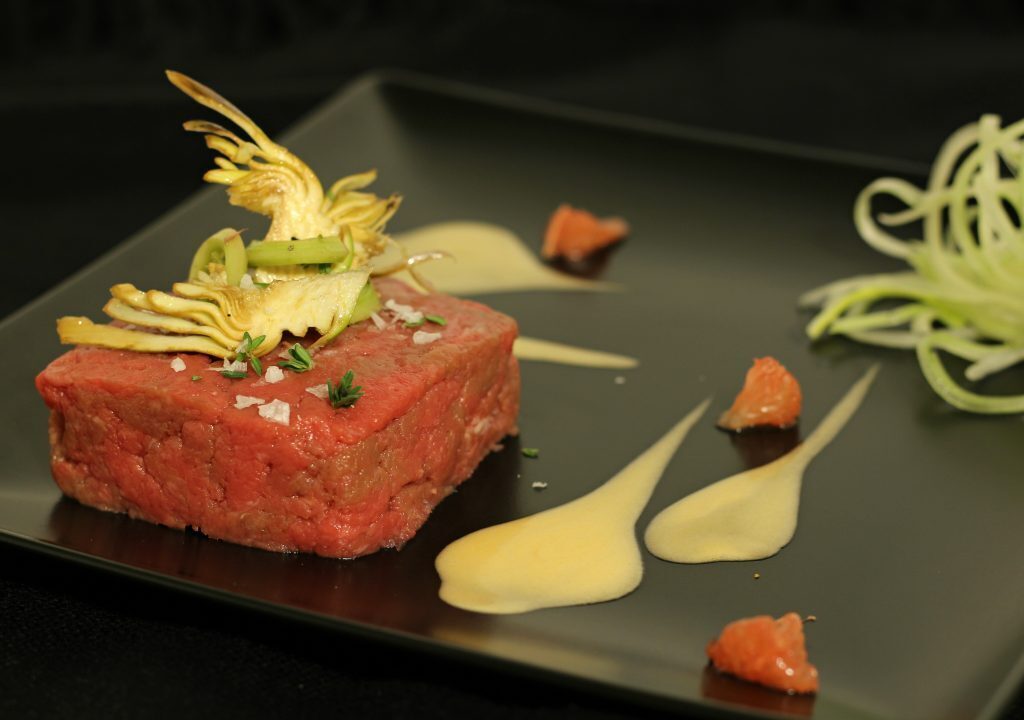 Tartare di fassona con carciofi pompelmo e senape