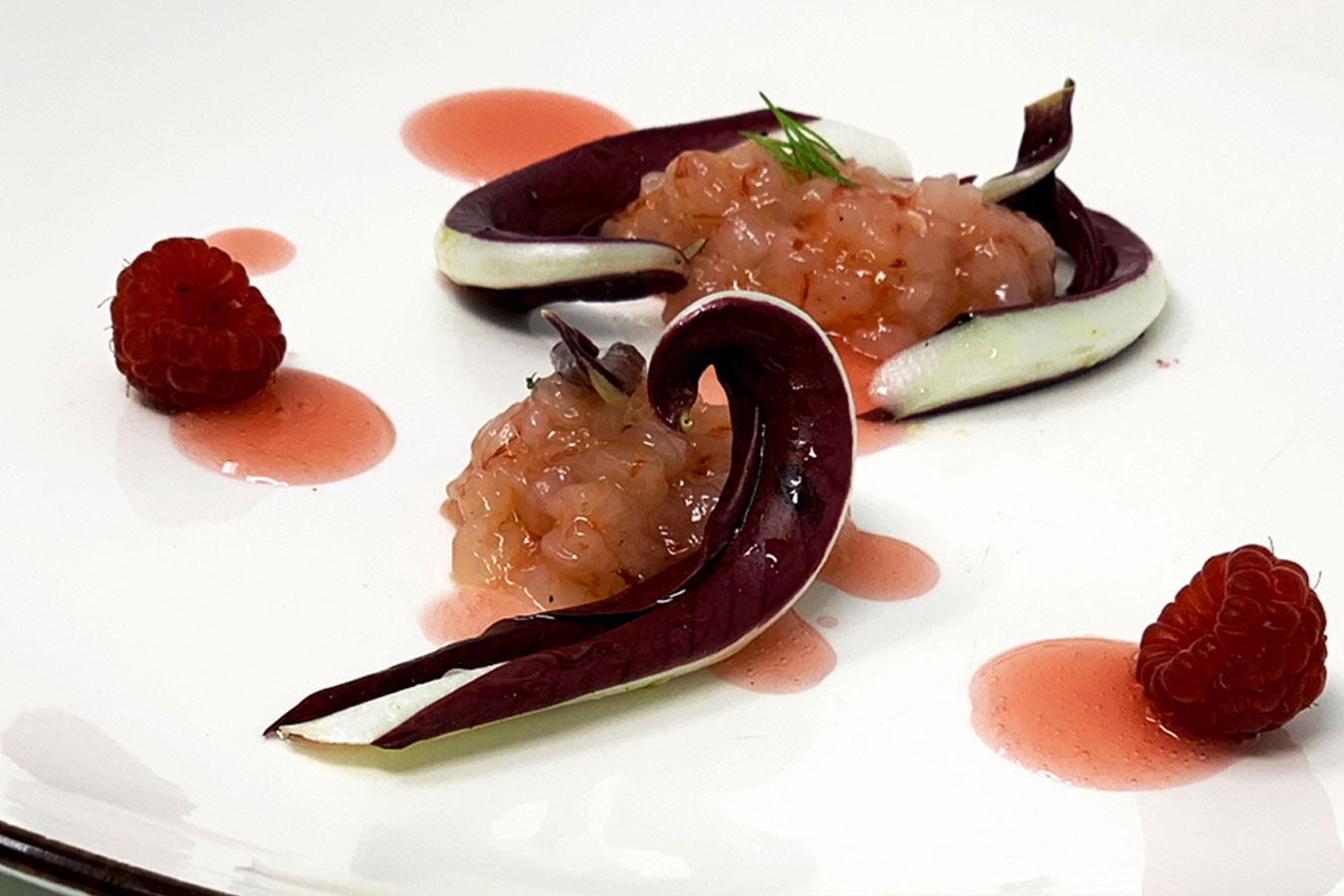 Tartare di gamberi rossi, radicchio di treviso con gel di lampone e campari