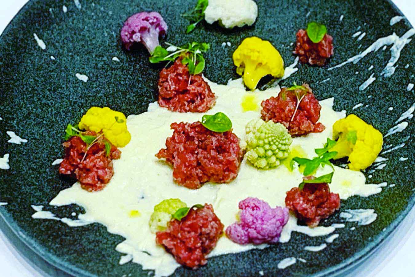 Tartare di manzo con giardiniera  di cavoli