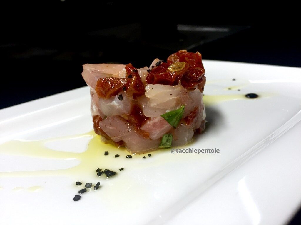 Tartare di pesce persico con pomodori secchi