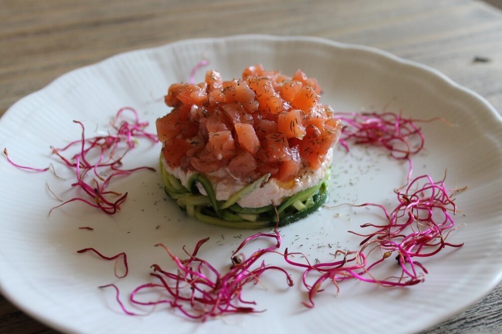 Tartare di salmone con spaghettini di zucchine