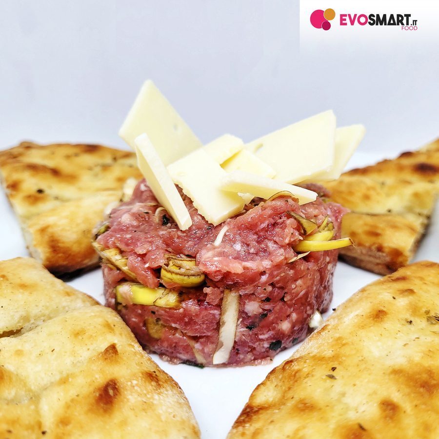 Tartare di salsiccia di bra con carciofi e formaggio