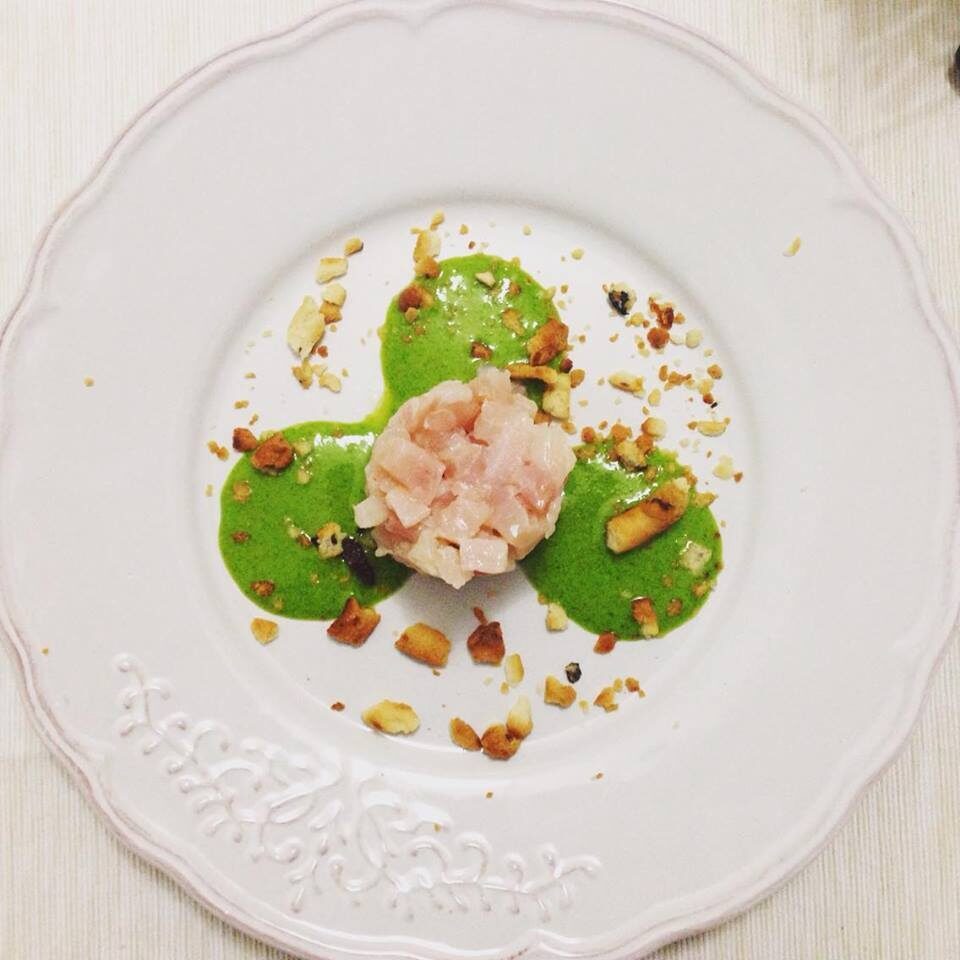 Tartare di spada con pesto di rucola e briciole di taralli calzone