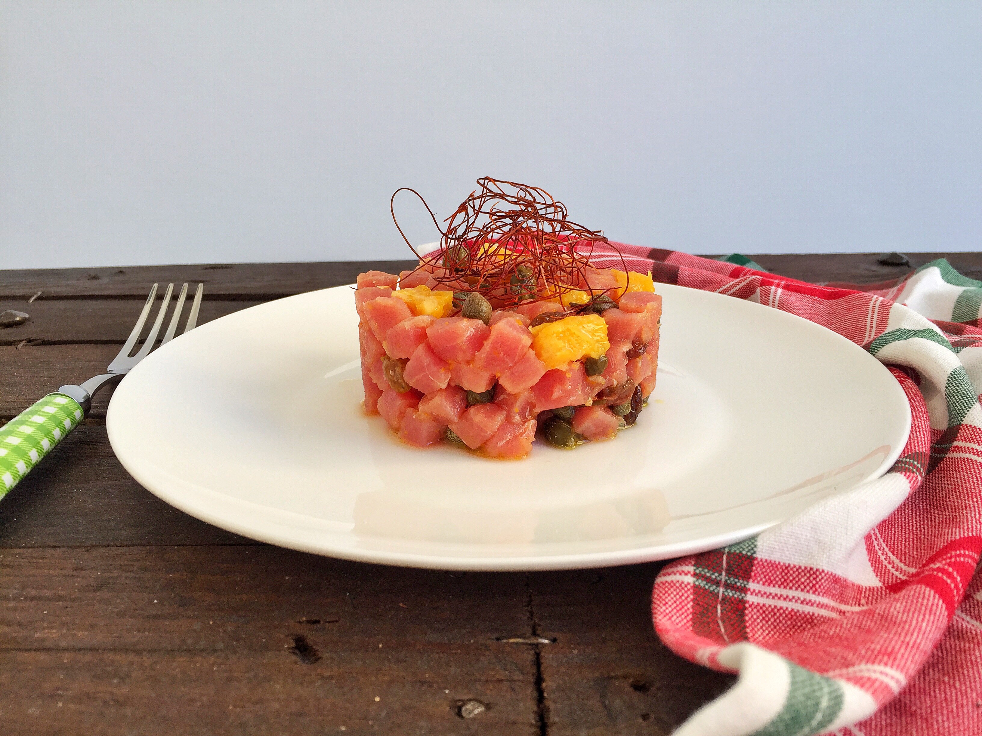 Tartare di tonno con arancia, capperi e uva passa