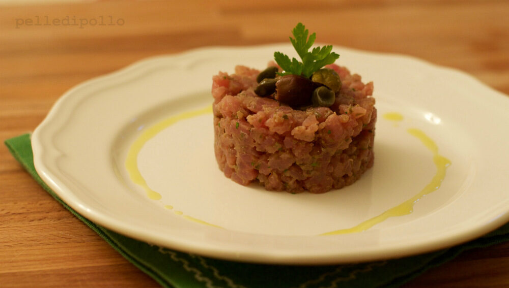 Tartare di tonno con capperi e acciughe