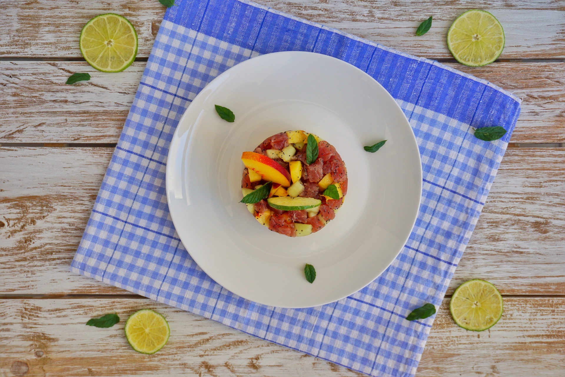 Tartare di tonno con pesca, cocomero e lime