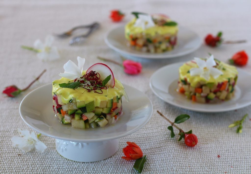 Tartare di verdure crude con mayonese di mandorle