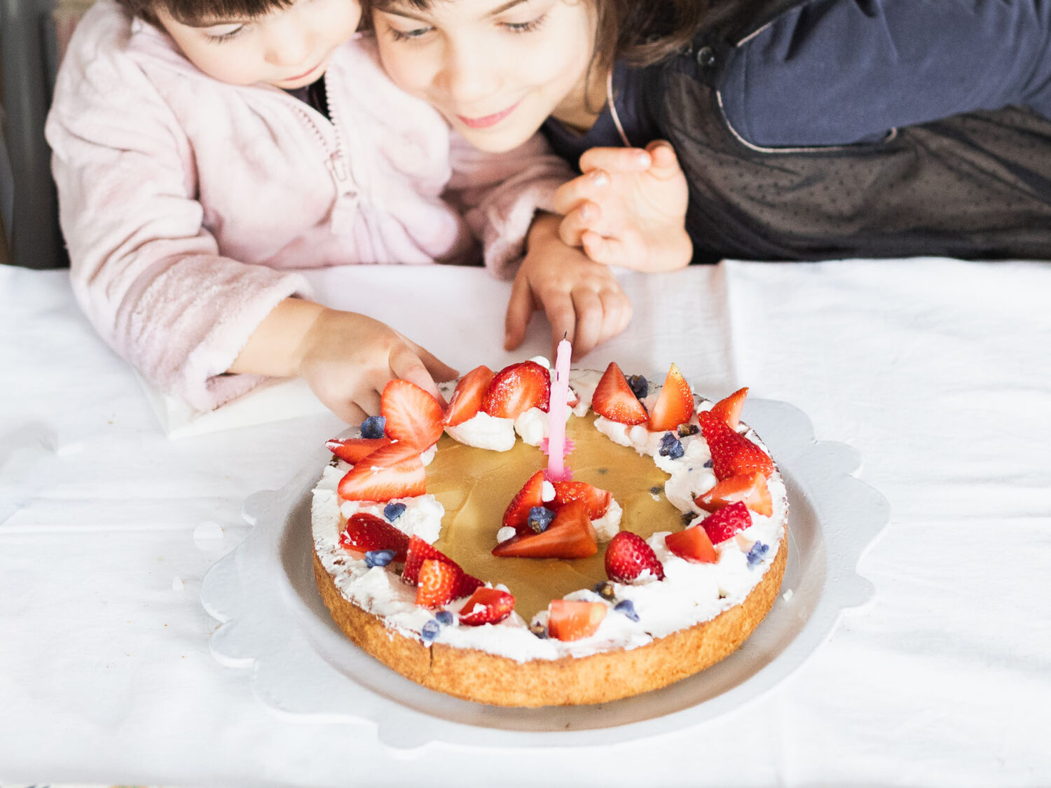 Tarte di frolla alle nocciole, con crema pasticcera e fragole.