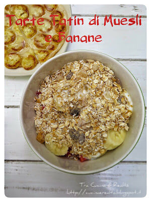 Tarte tatin di banane con muesli e crema di yogurt al sentore di fragola