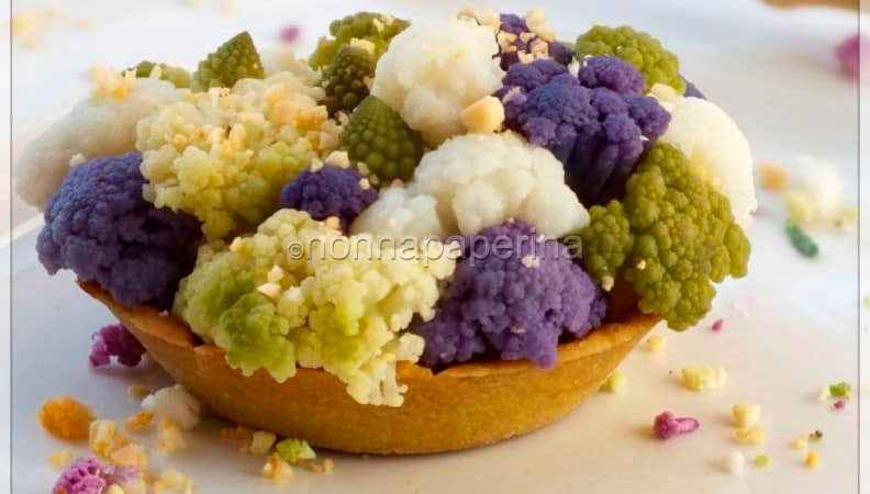 Tartelette con avocado e ratatouille d’autunno