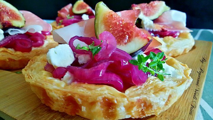 Tartellete con cipolle di tropea caramellate feta fichi e speck