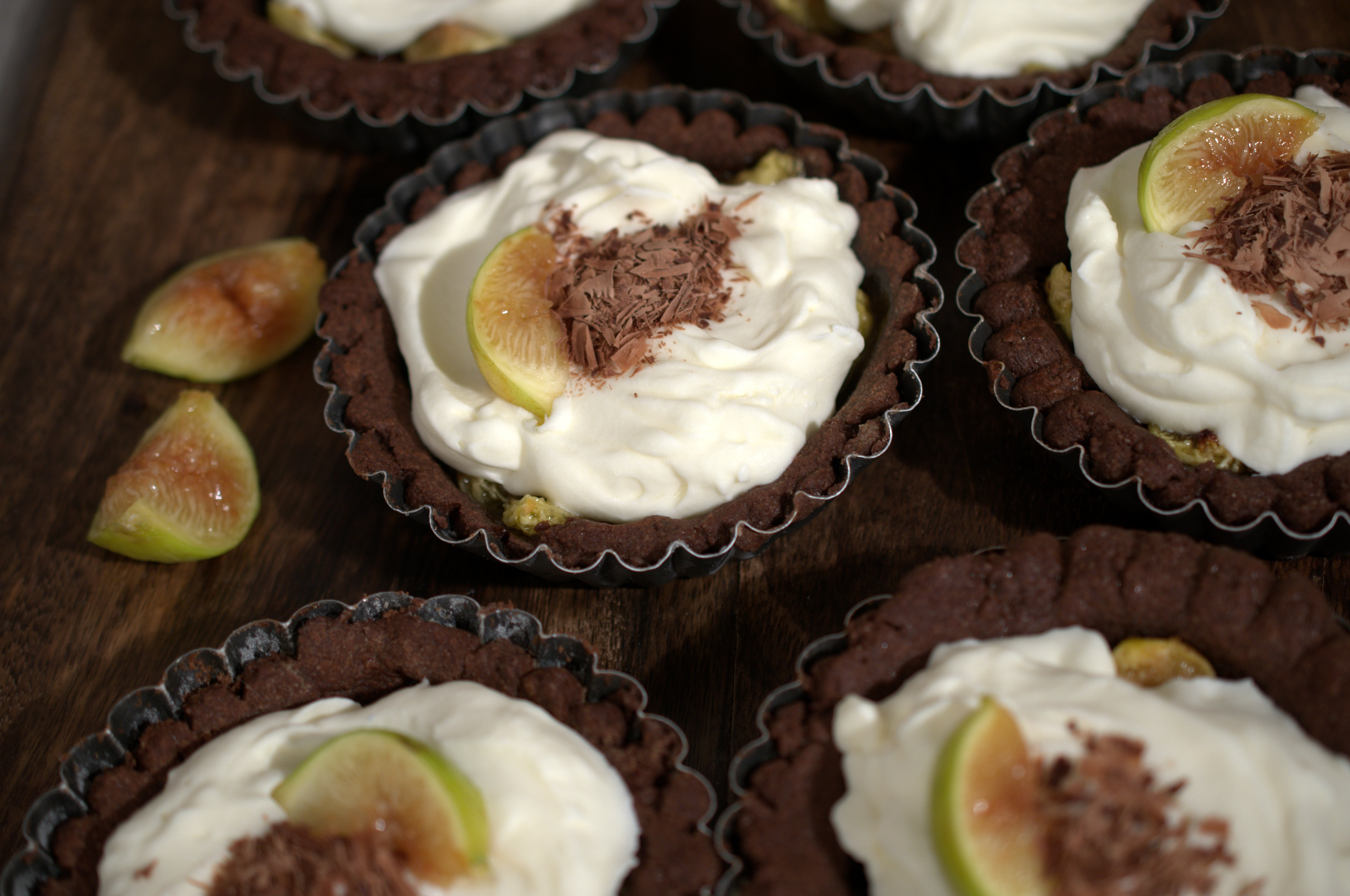 Tartellette ai due cioccolati con cuore ai fichi
