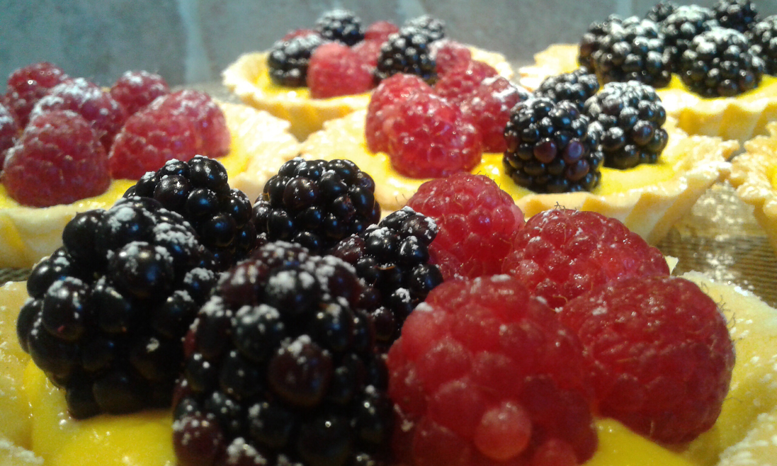 Tartellette ai frutti di bosco con crema e yogurt greco