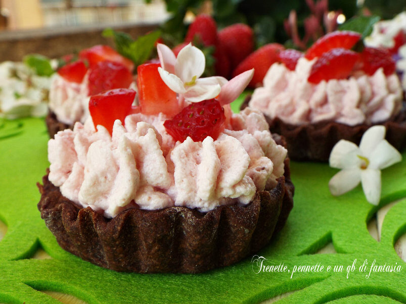 Tartellette al cacao con mousse di fragole