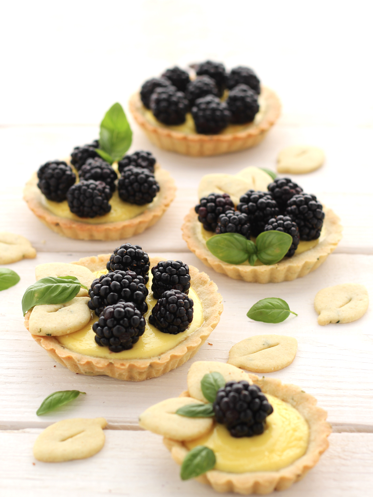 Tartellette al caprino e more con frolla al basilico