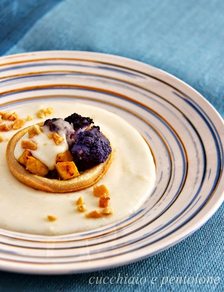 Tartellette con cavolfiore violetto, tofu al curry e besciamella al “senza”