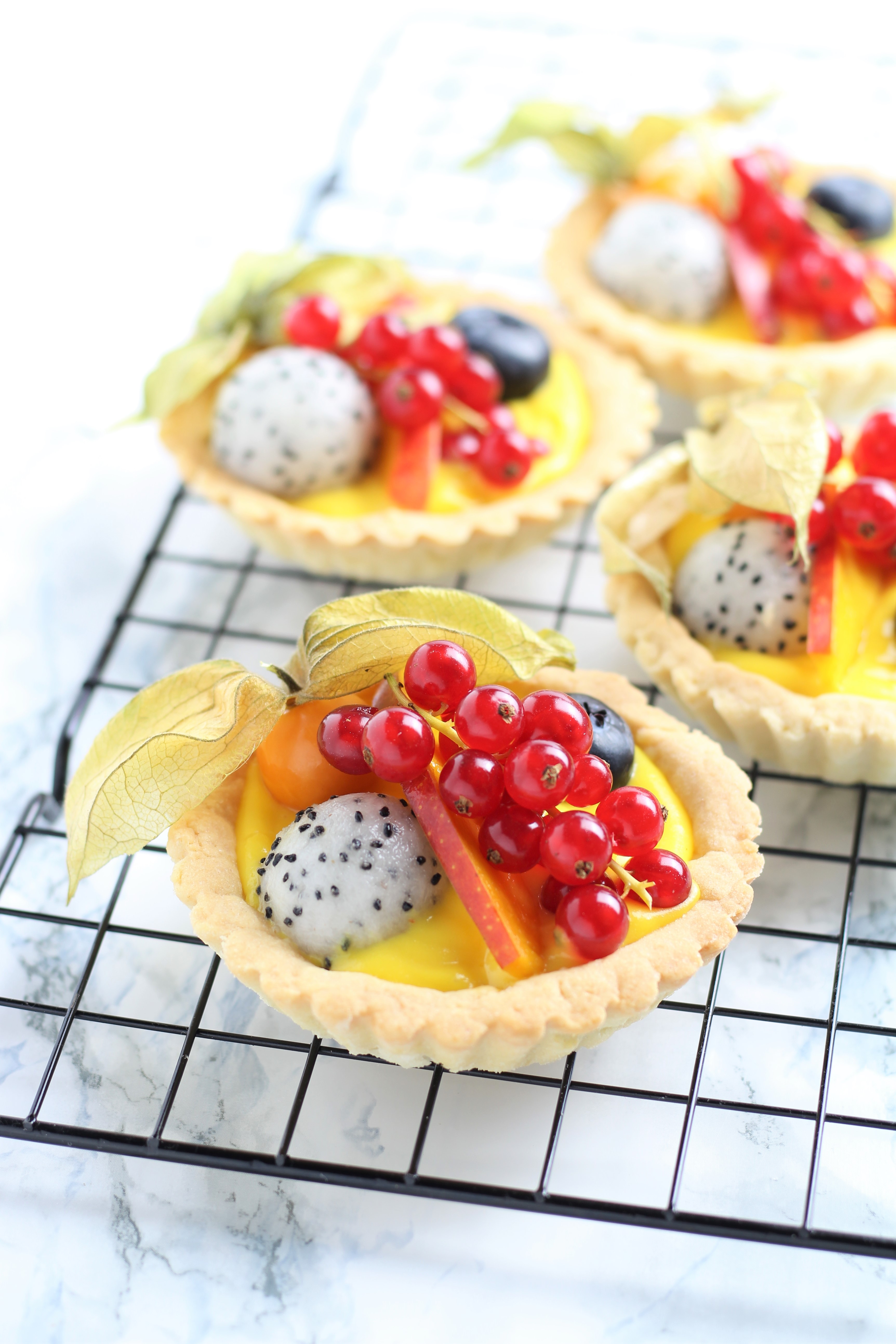 Tartellette con crema e frutta esotica