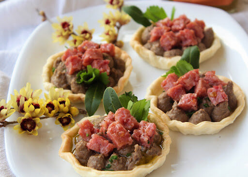 Tartellette con mousse di lenticchie e cotechino