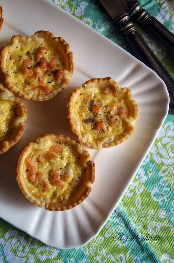 Tartellette con salmone, cipollotti e panna