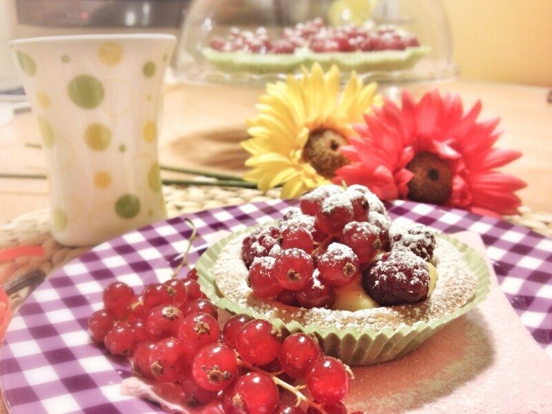 Tartellette di crema ai lamponi e ribes