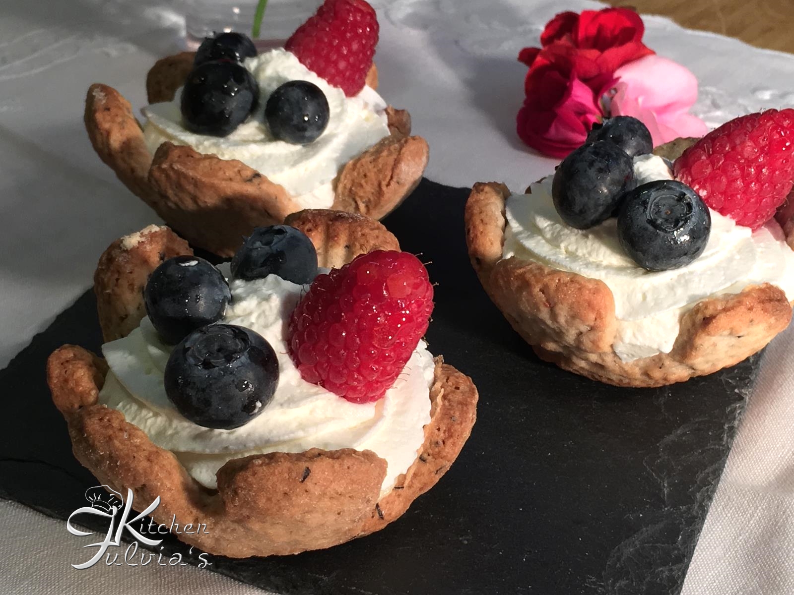 Tartellette di frolla ai mirtilli con crema e panna