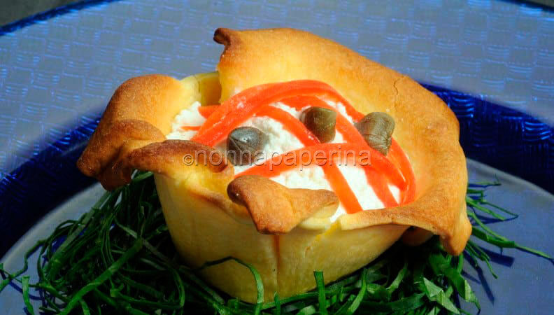 Tartellette di ricotta con peperoni e capperi
