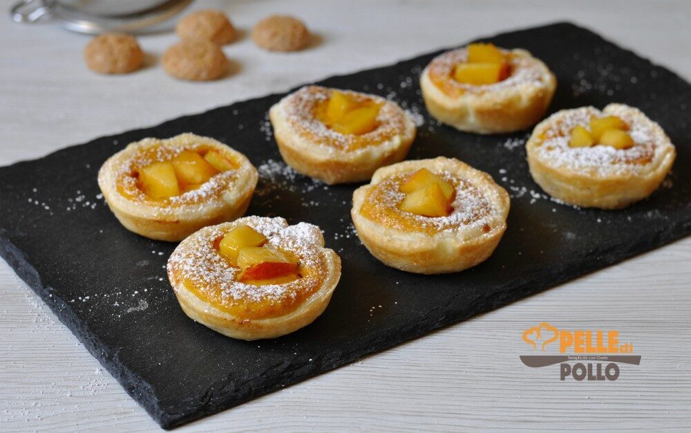 Tartellette di sfoglia alle pesche con crema agli amaretti