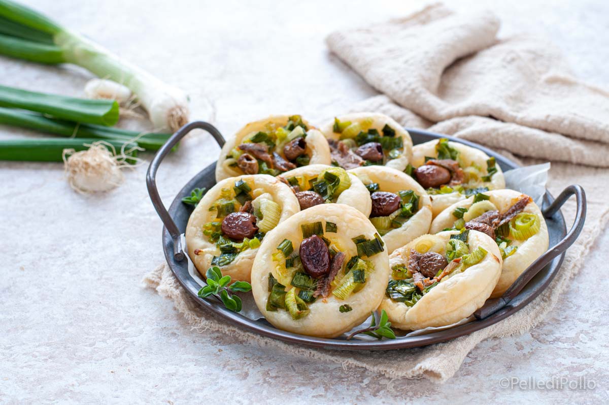 Tartellette di sfoglia con cipollotti, olive e alici