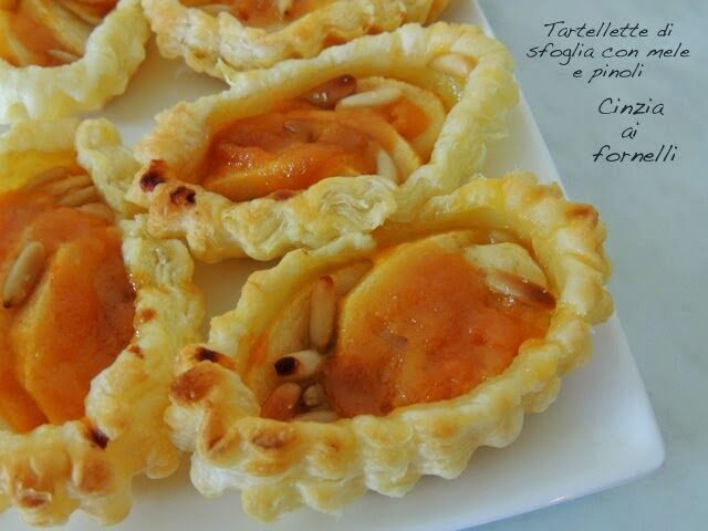 Tartellette di sfoglia con mele e pinoli