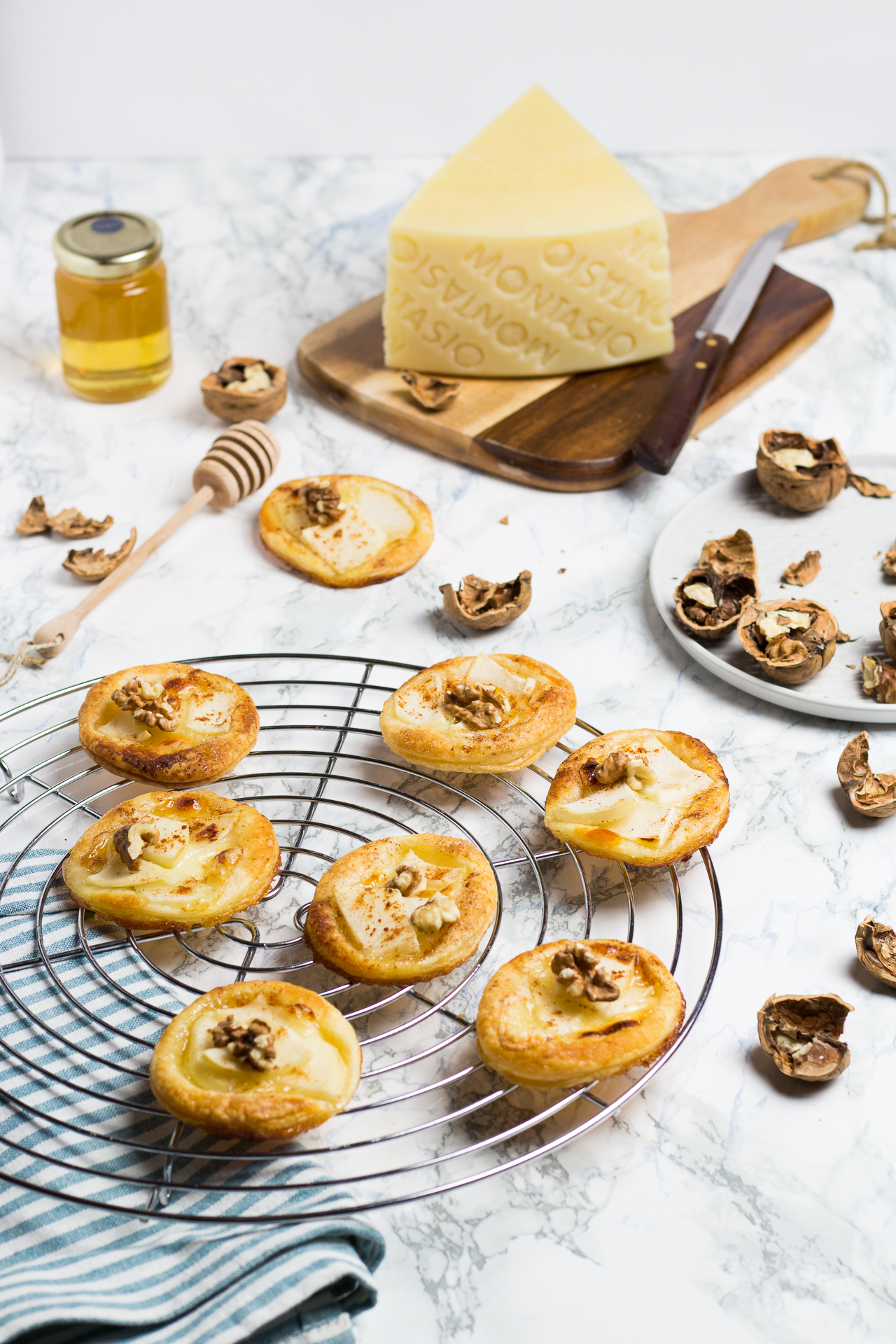Tartellette di sfoglia con pere, montasio e miele