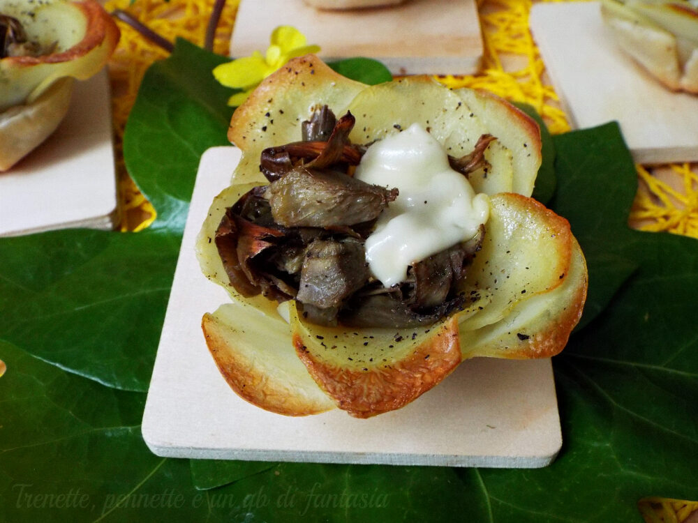 Tartellette in fiore con patate e carciofi