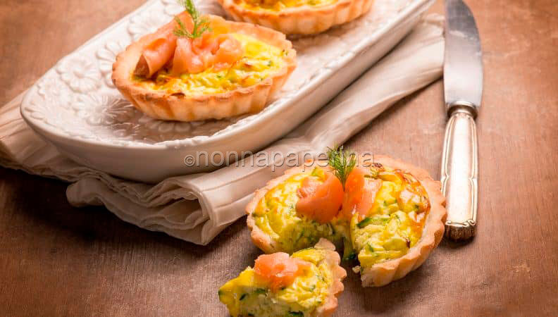 Tartellette salate con salmone, un antipasto delicato e sfizioso