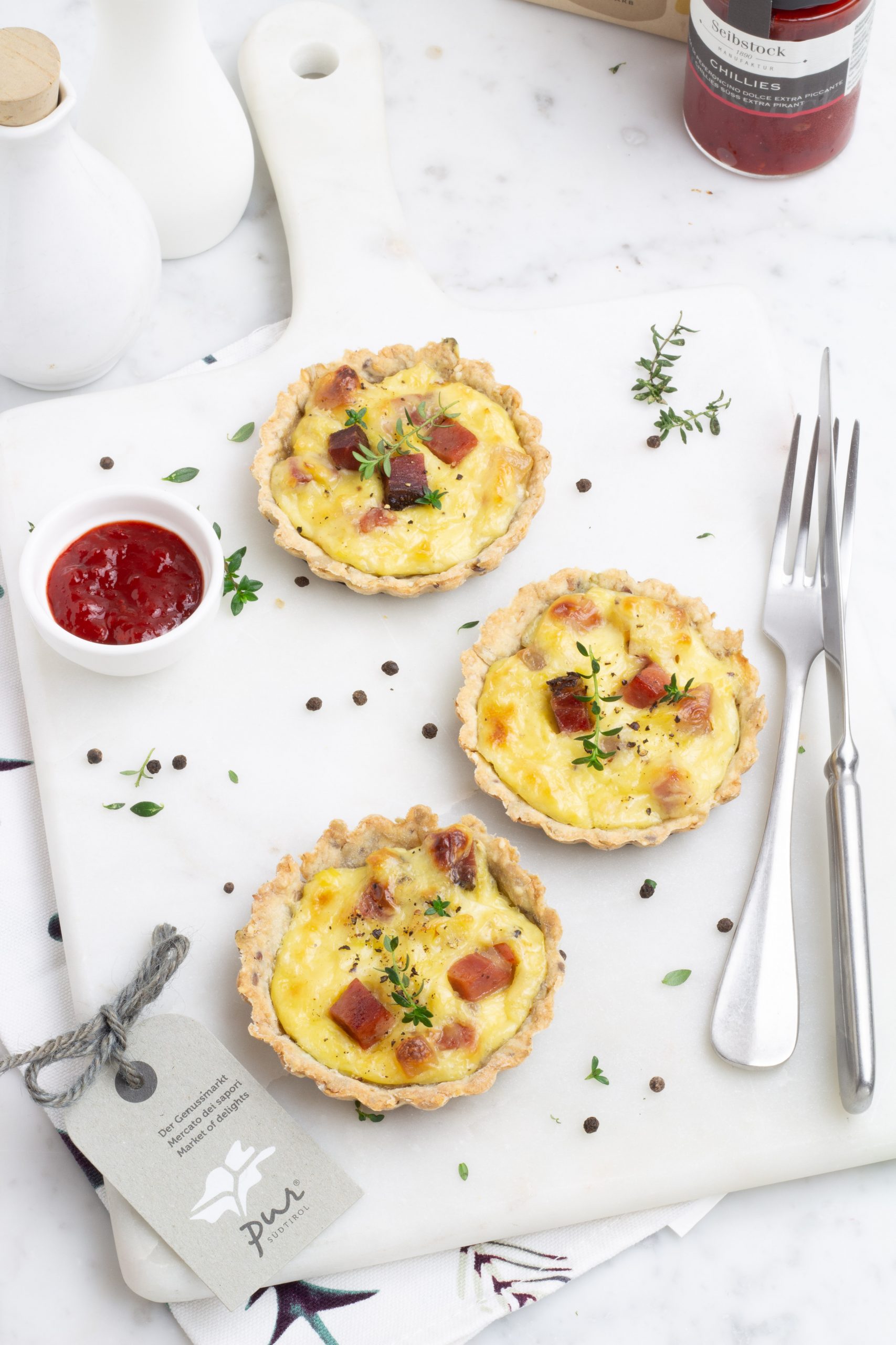 Tartellette salate porri e speck