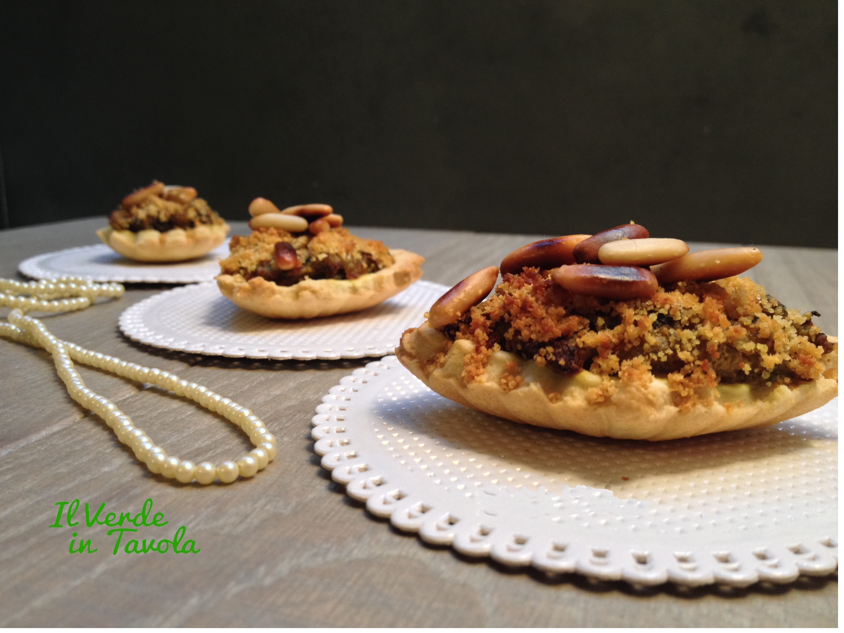 Tartellette vegane con verdure e pinoli