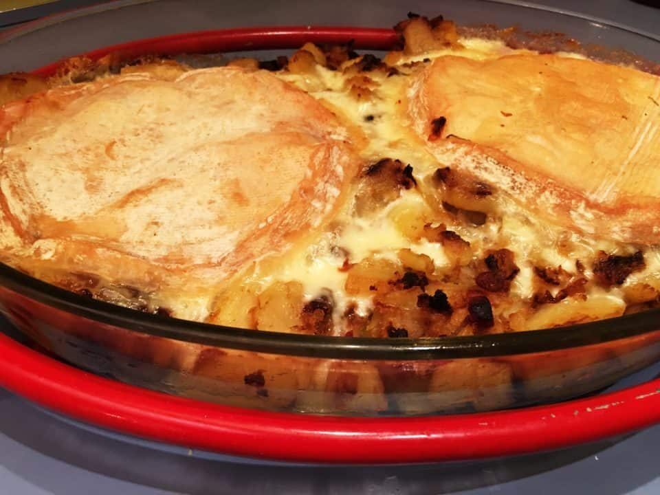 Tartiflette. cotta al forno con patate e reblochon