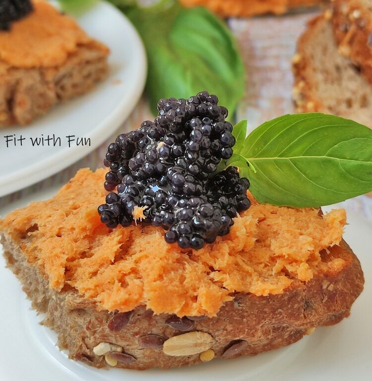 Tartina proteica con patè di salmone e caviale fit e light