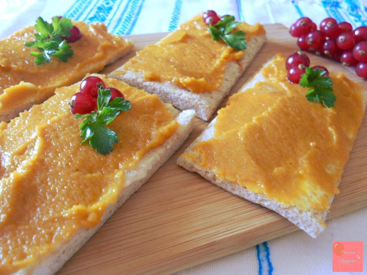 Tartine al “finto caviale” – ricetta di un antipasto veloce con acciughe e carote, due ingredienti per un concentrato di benessere