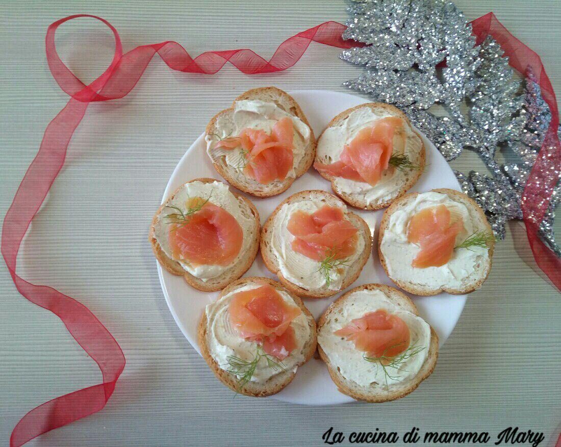 Tartine al salmone e formaggio alle erbe