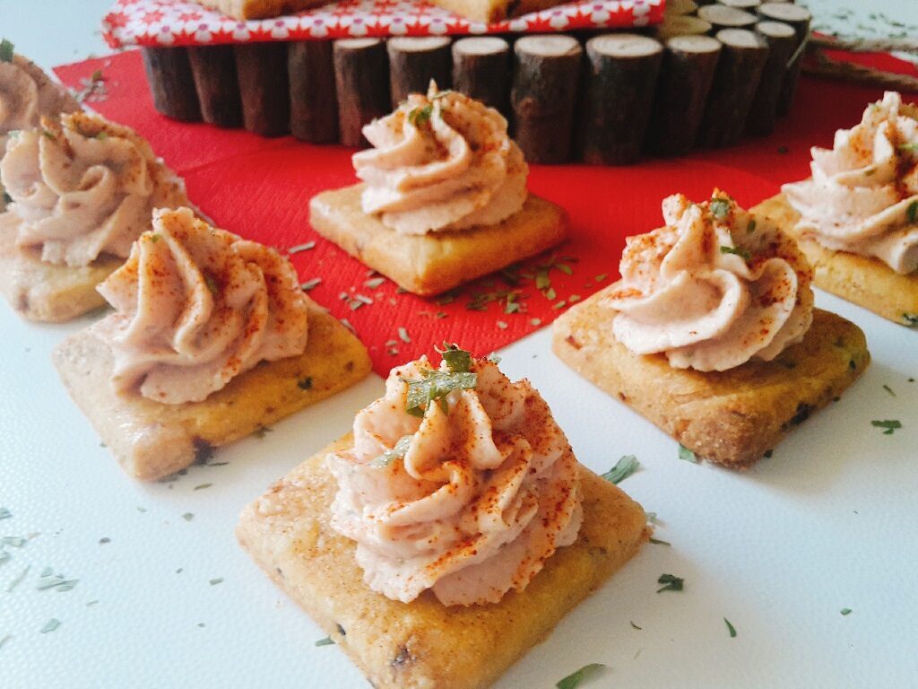 Tartine con crema di prosciutto cotto