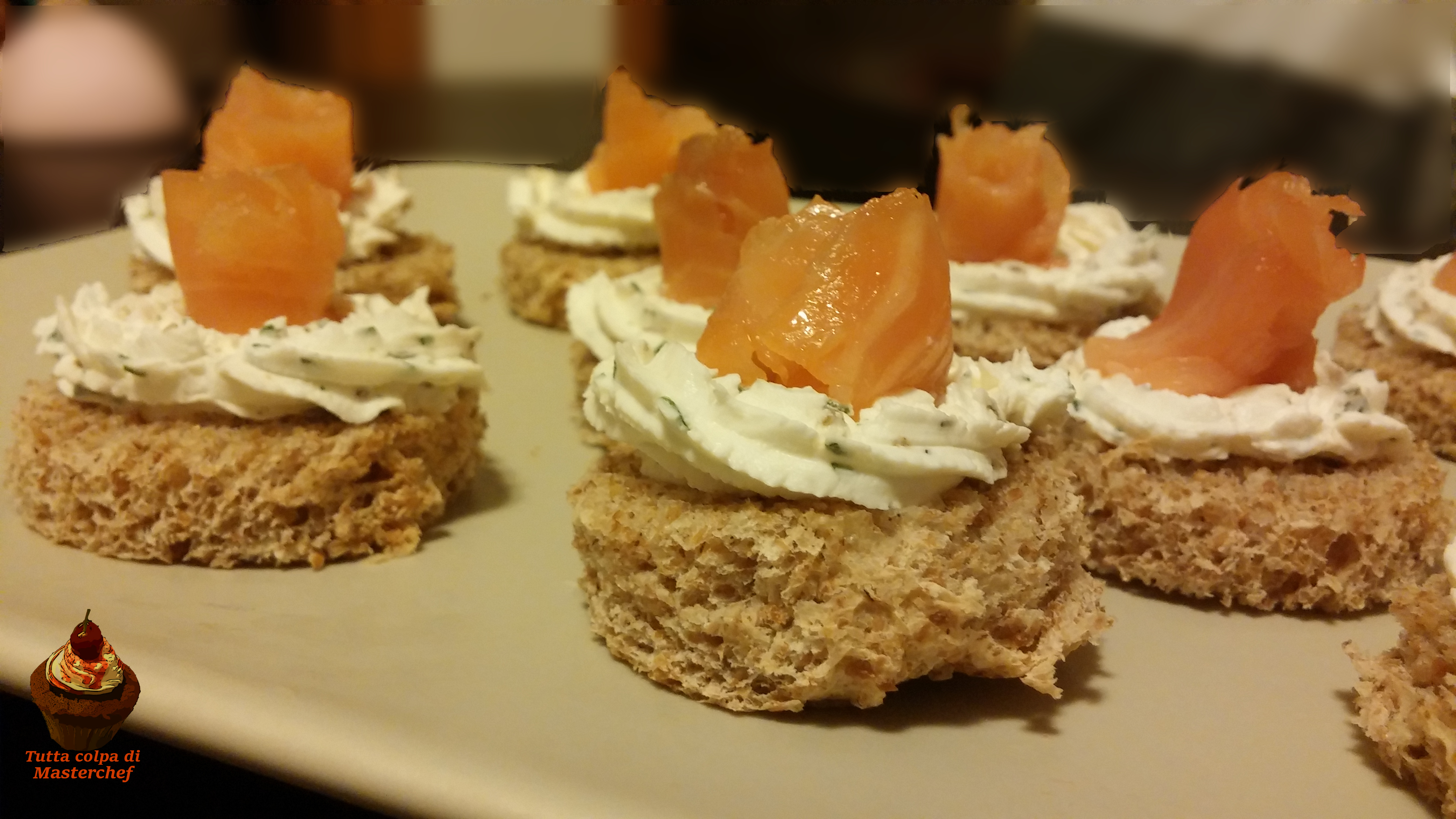 Tartine con formaggio alle erbette e salmone