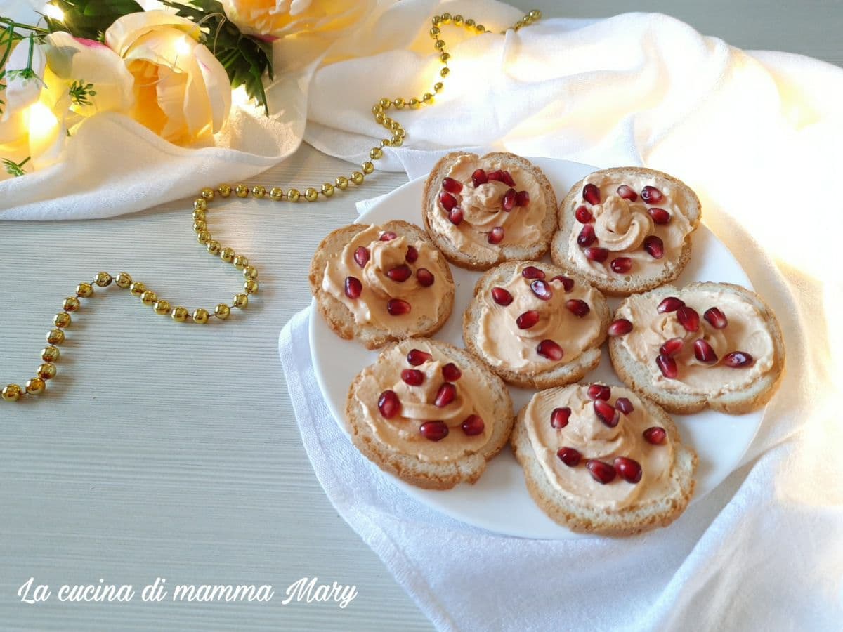 Tartine con mousse al salmone e melagrana