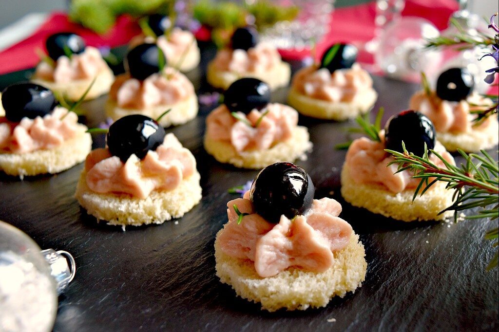 Tartine con mousse di prosciutto cotto