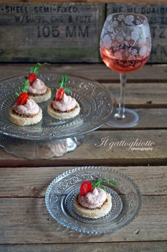 Tartine con mousse di prosciutto di praga, rucola e senape in grani