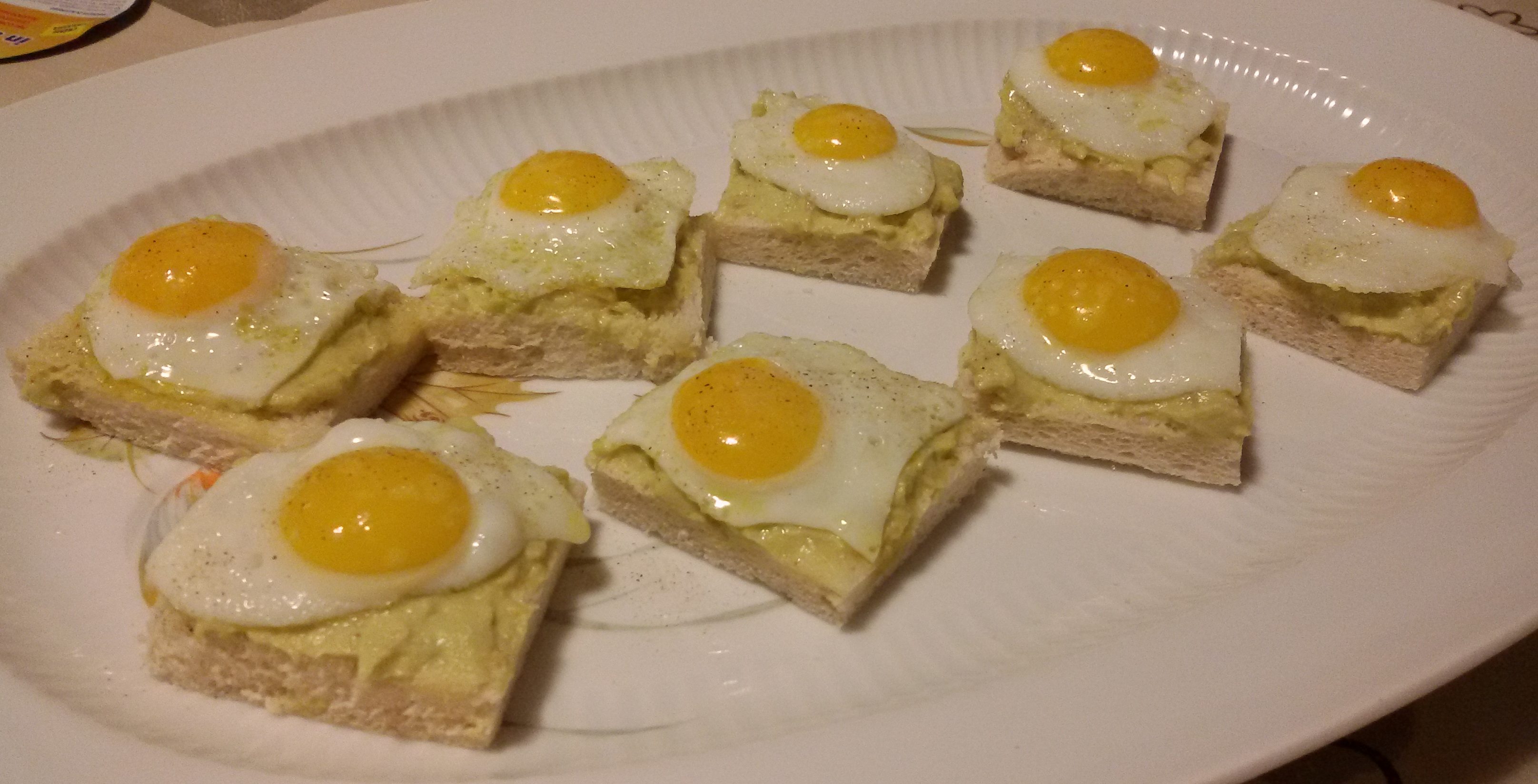 Tartine con salsa guacamole e uova di quaglia