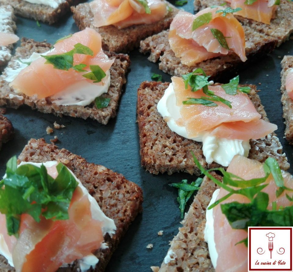 Tartine di pane integrale con salmone e formaggio spalmabile