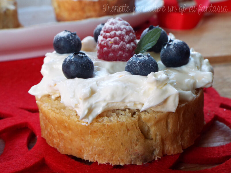 Tartine di panettone al mascapone e frutta fresca