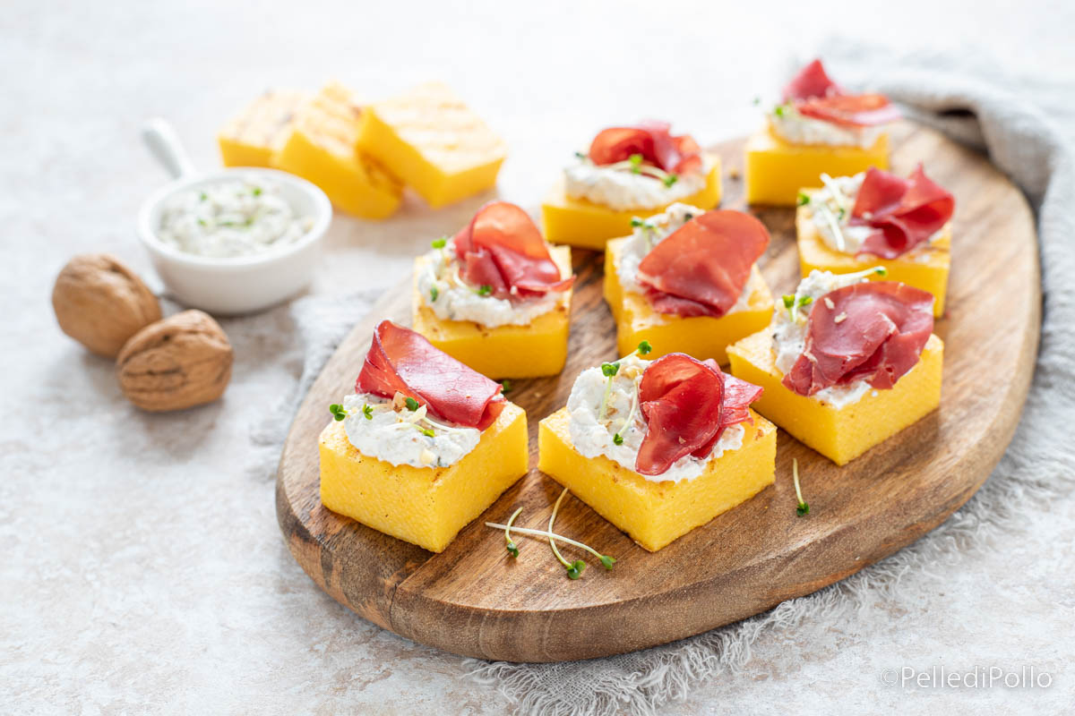 Tartine di polenta con crema di ricotta e bresaola