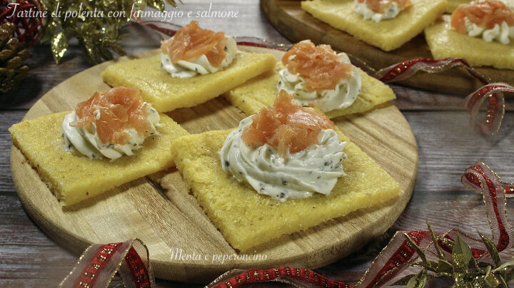 Tartine di polenta con formaggio e salmone